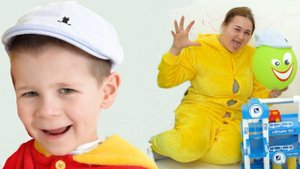 Ребенок играет в сыщика и находит спрятанные от него игрушки