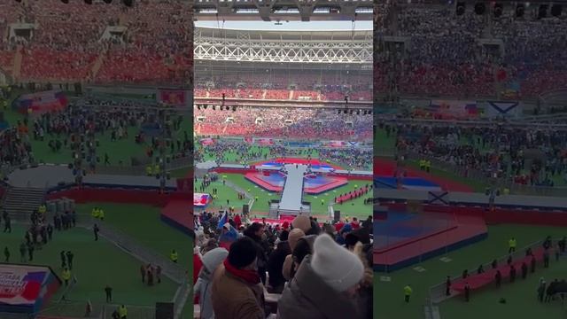 А так сейчас в "Лужниках". Стадион торжественно украшен российским триколором — Москва 24