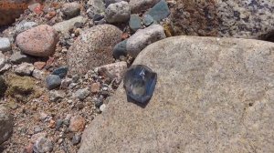 Камень белый Топаз добывают на карьере