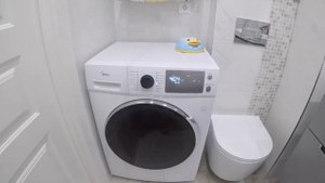 Узкая Стиральная машина с сушкой Midea ABWD186C7. Обзор стиральной машинки. Что выбрать?