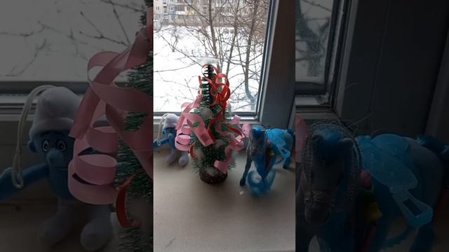 Новогодняя елка на подоконнике, гномик, смурфик и лошадка, за окном снег, новый год, Рождество
