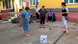 Игра на улице по типу настольной игры.mp4