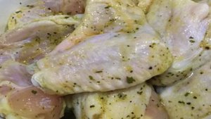 Картофель с куриными крылышками, запеченные в духовке