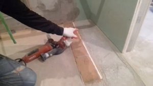 Снимаем слой стяжки методом шлифовки 20 - 25 мм HILTI DG 150, HILTI AG 125 - 19 SE. Новосибирск.