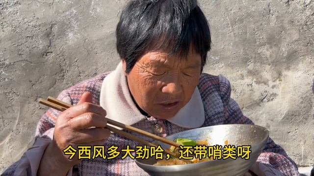 天气转凉了，本地特色坐街上吃饭，炒焖子捞面条饺子齐上阵，开心