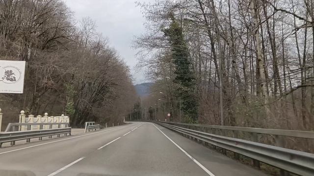 Едем от ЖД вокзала Адлера к санаторию "Медвежий угол" на реке Чвижепсе за минеральной водичкой.