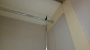 Шкаф купе, стол под окном