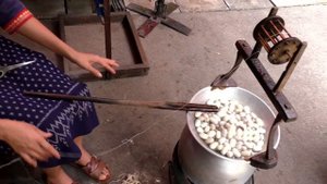 Прядение шёлка. Разматывание коконов.