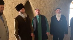 Муфтий ЧР Салах-Хаджи Межиев - назма в мечети, которой  более 400 лет, находящейся в селении Хой