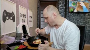 МУГБАНГ - ЖАРЕНАЯ ЯИЧНИЦА С КАЛБАСОЙ ВАСАБИ И ИМБИРЁМ ??