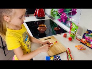 Полина готовит для папы мармеладное рагу блюдо .