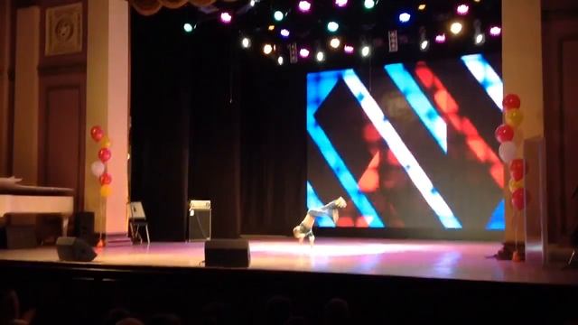 Крутой брейк данс малого брейкера Жени смотреть онлайн