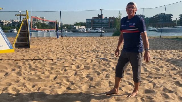 Разбег при нападающем ударе в пляжном волейболе.