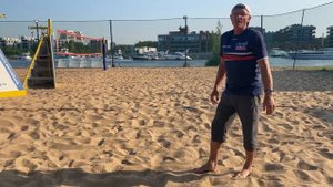 Разбег при нападающем ударе в пляжном волейболе.