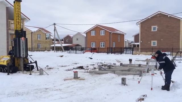 Забиваем ЖБ сваи на МИНИ Сваебойной установке подмосковье смотреть онлайн