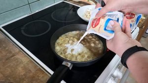 Грибы в сливочно- сырном соусе