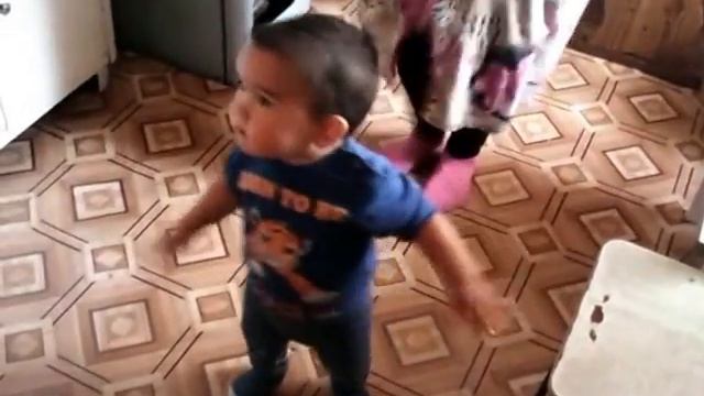 годовалый малыш танцует башкирский танец