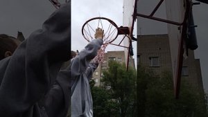 Повесили самодельную сетку на уличное кольцо #баскетбол #стритбол #basketball #streetball