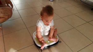 Малыш оседлал робота-пылесоса