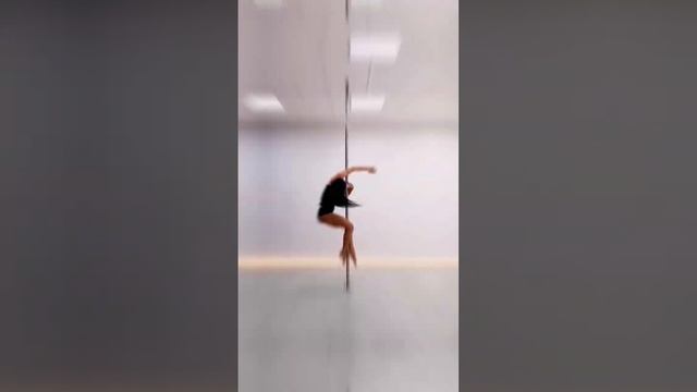 Трюки на пилоне (Pole-dance, уровень выше среднего)