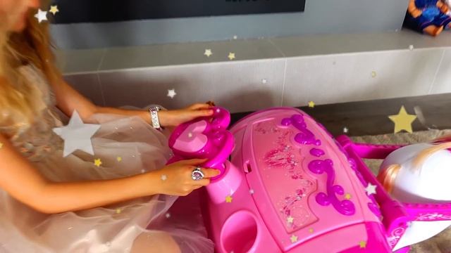 Полина в красивом платье принцессы едет на бал в карете смотреть онлайн