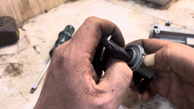 Ремонт заклинившего замка зажигания Chevrolet Aveo смотреть онлайн