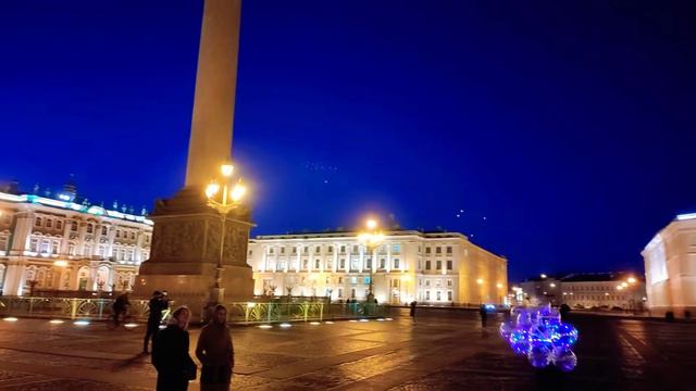 ДДТ – "Это всё" на Дворцовой площади в Санкт-Петербурге выступает уличный музыкант Евгений Морган..