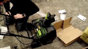 Сборка аккумуляторного снегоуборщика Greenworks