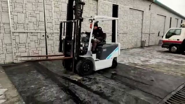 Вилочный электро погрузчик Unicarriers FB30-8