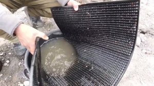 Добывают золото в Таджикистане