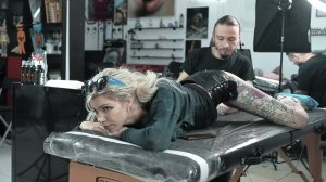 Процесс нанесения тату в интересном месте | Tattoo process Carnivane