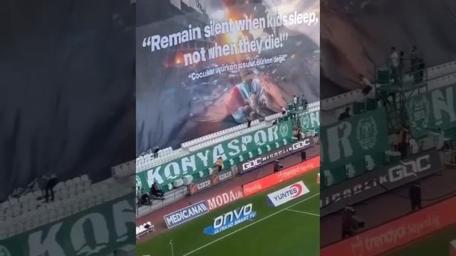 Болельщики турецкого «Коньяспора» вывесили баннер в поддержку Палестины