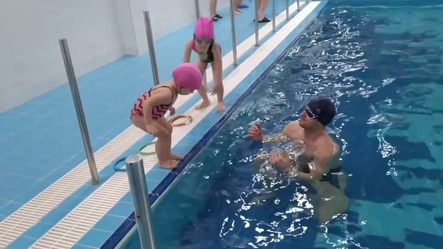 БАССЕЙН ДРУЖБА г. Минск //Сестрички (2 и 4 года) смотреть онлайн