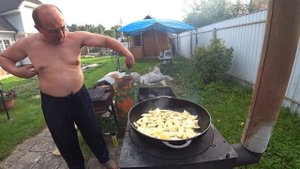 08 августа на даче\ Жарим картошку на чугунной сковороде на мангале.
