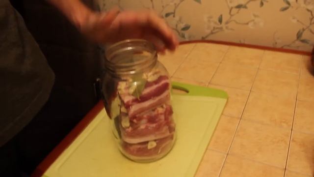 Соленая грудинка в банке