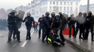 LE GOUVERNEMENT FRANCAIS TRAINE SON PEUPLE PAR TERRE !