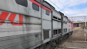 Тепловоз 2ТЭ10М-2492 с хозяйственным поездом