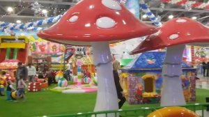 Парк аттракционов в Крокус Сити Холл, перед новогодней елкой 2018: «Ну, погоди! Поймай звезду»