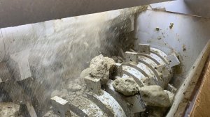 Взгляд изнутри: дробление комьев бентонитовой глины с помощью первичной 3-валовой дробилки Verdés