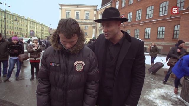 Гипнотизёр Антон Матюхин усыпляет прохожих смотреть онлайн