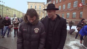 Гипнотизёр Антон Матюхин усыпляет прохожих