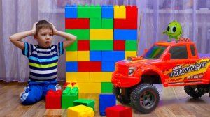 Рома и Хелпик играют в машинки! Хелпик увеличил машинки kids play with toys