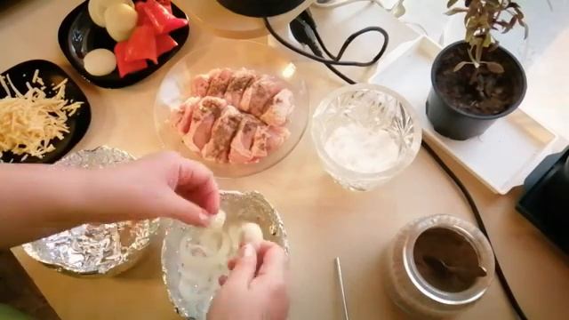 Куриная грудка на луковой подушке. Очень быстро и вкусно ?