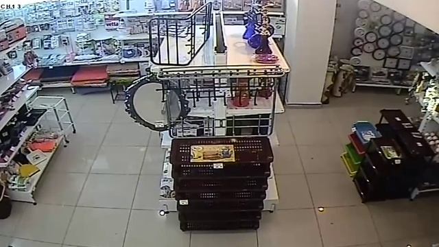 видео: неизвестный украл чайник в магазине Харбин (г. Ишим) смотреть онлайн