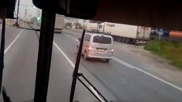 Водитель новосибирского автобуса читает стихи пассажирам смотреть онлайн