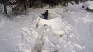 Building an Igloo - the traditional way (Timelapse)