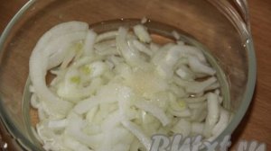Салат с куриными сердечками и маринованным луком