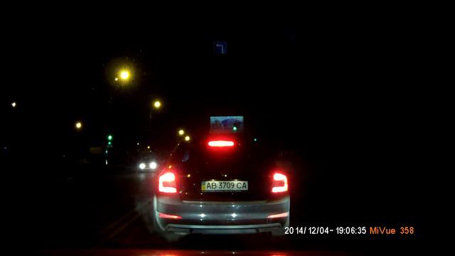 Смотрим на светофор, зеленая стрелка налево, и движение машин смотреть онлайн