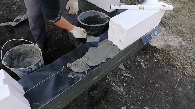 Первый ряд газоблока. Легкий способ для небольших построек Laying of cellular blocks. First row смотреть онлайн