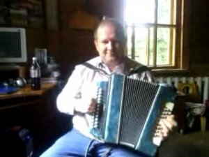 Игорь лабает на гармошке